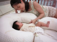 【推薦】功能多多，寶寶大人皆可用－GreySa格蕾莎哺乳護嬰枕