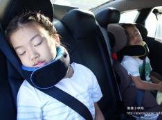 【推薦】有了100%台灣製造的【GreySa格蕾莎-全家福旅行頸枕】，360度環狀包覆頸部，加強頸部的支撐力，讓坐著睡不再搖頭晃腦，是全家出遊的必備小物！