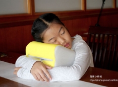 【推薦】【GreySa 格蕾莎】折疊式午睡枕。為午睡習慣獨家設計的多功能折疊式午睡枕，就像是趴睡枕界的變形金剛，但是不管怎麼變，記憶棉的溫柔呵護是忘不了的幸福睡眠！