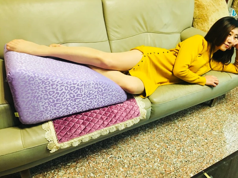 【推薦】抬腿枕推薦GreySa格蕾莎抬腿枕紫藤豹紋符合人體腿部曲線設計是我上班最佳靠墊，舒緩我的腿部和腰部超舒服，老師久站靜脈曲張看電視上網最棒靠背枕