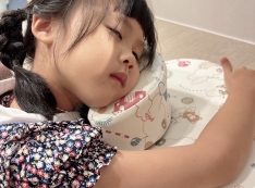 【推薦】午睡神器來了！小學生桌椅專用枕墊，讓孩子睡好不落枕-GreySa格蕾莎【月兒午安枕+雲朵午睡墊】